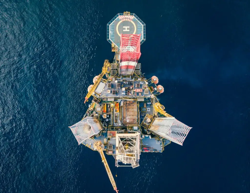 overview of a oil platform.