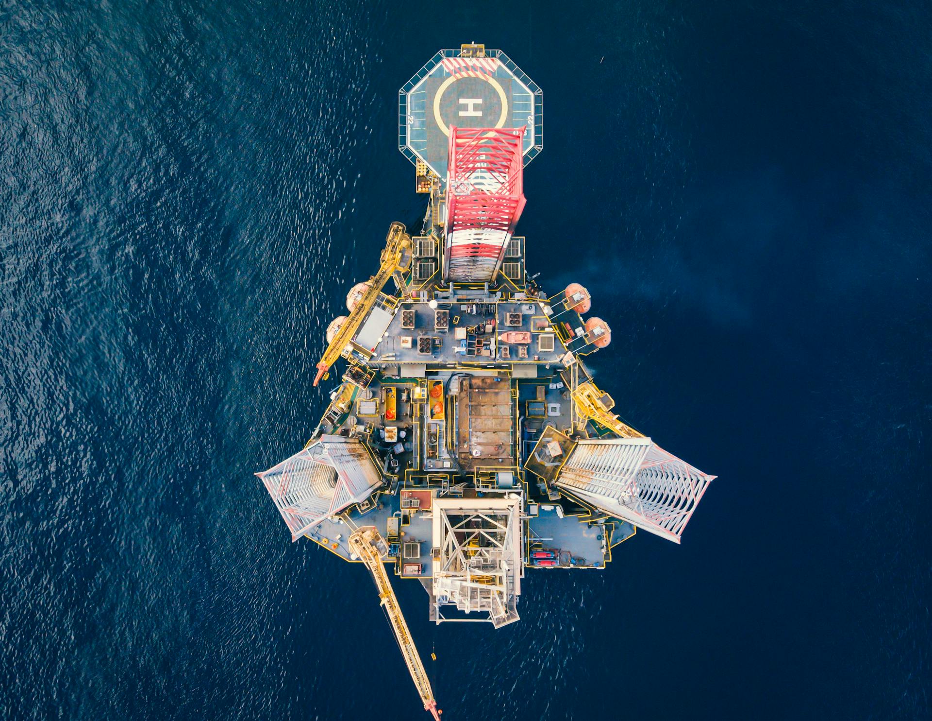 overview of a oil platform.